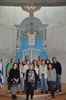 Yad Vashem Donors Larry (left) and Millie Magid (front right) and a group of members of the Sid Jacobson Jewish Community Center, Long Island, New York visited Yad Vashem on 30 October 2015